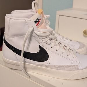 NIB Women's Nike Blazer Mid 77 (7.5 women's)